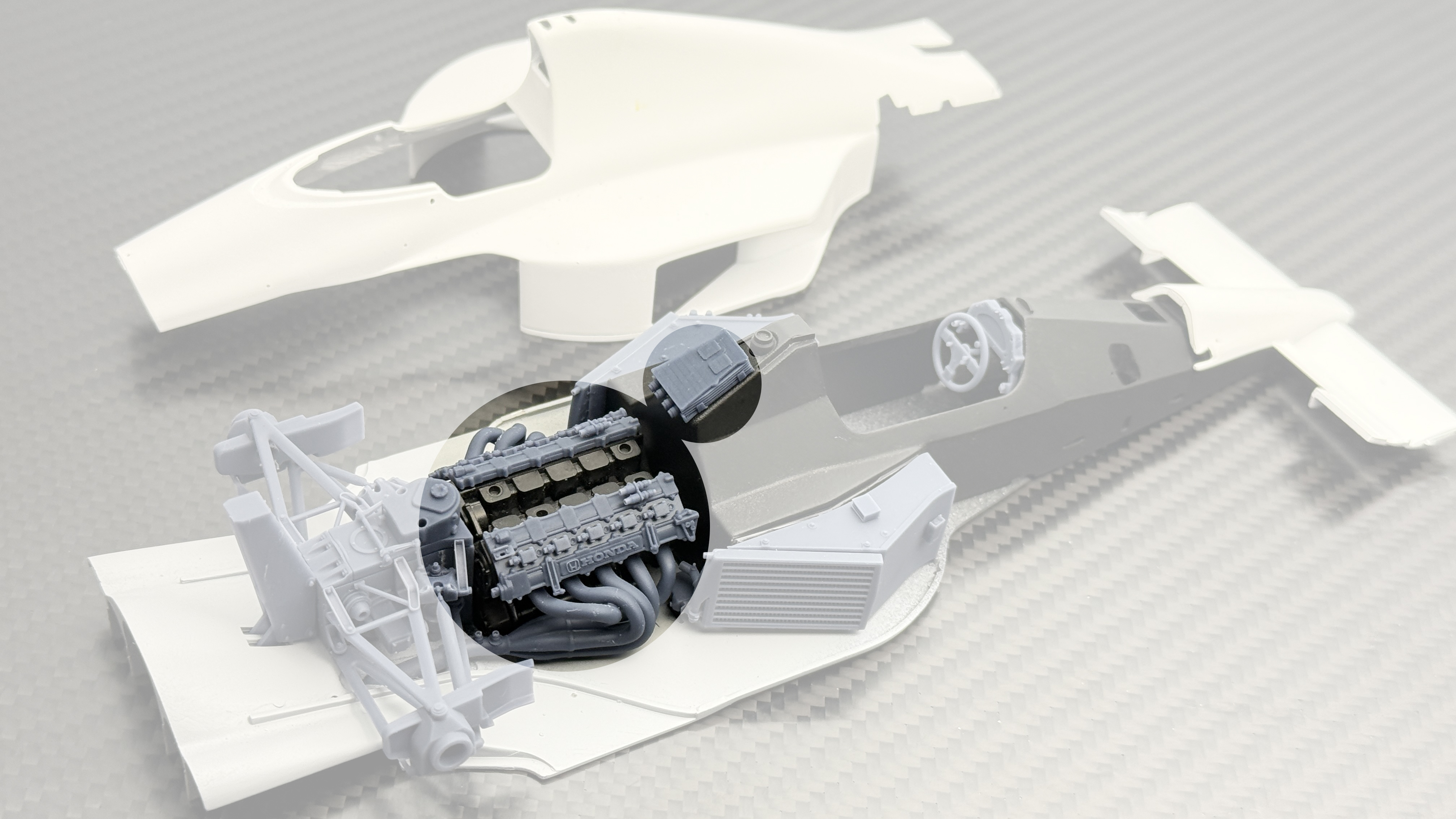 ギアボックス周辺の肉抜き等でシャープに。