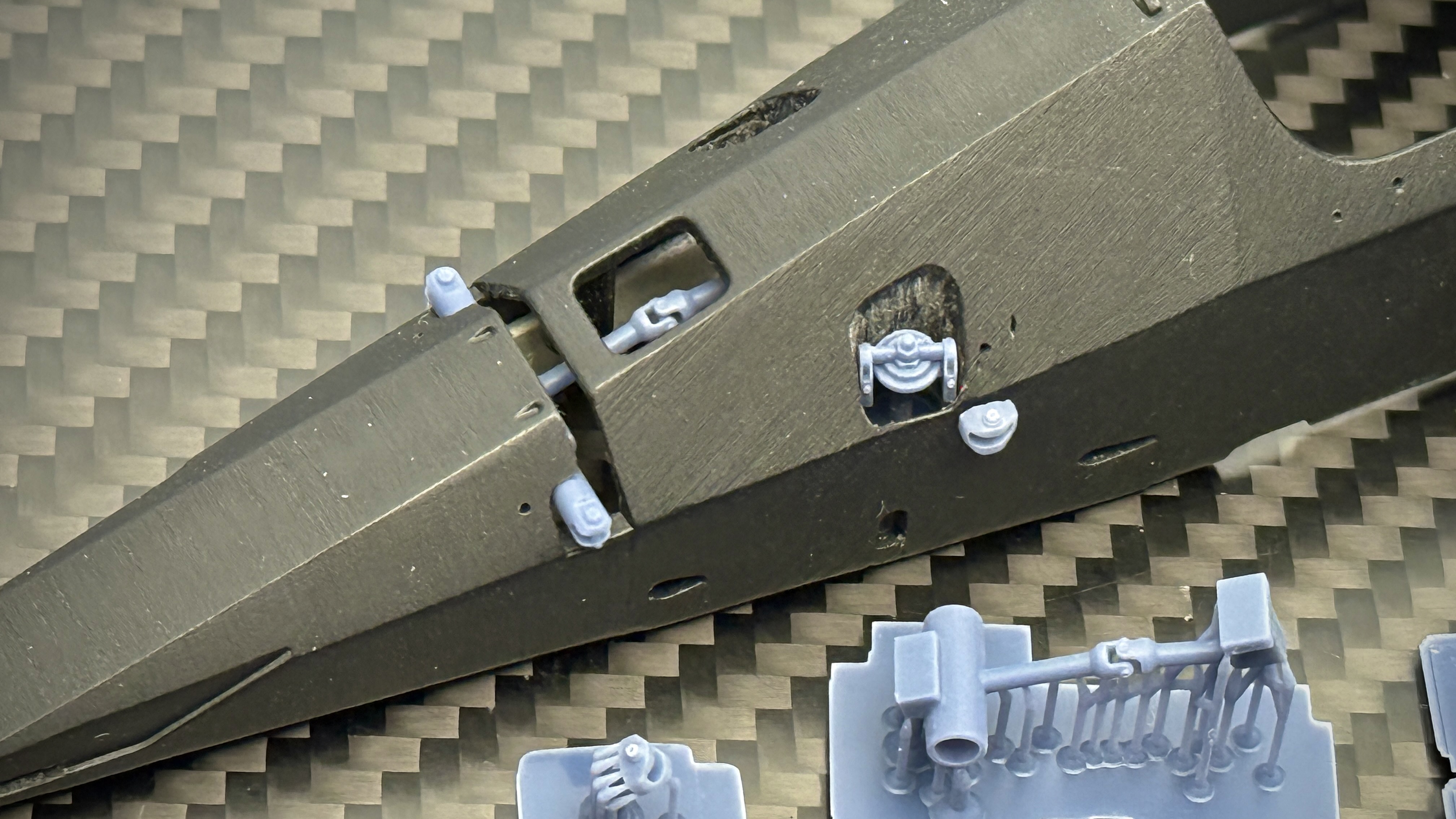 ギアボックス周辺の肉抜き等でシャープに。